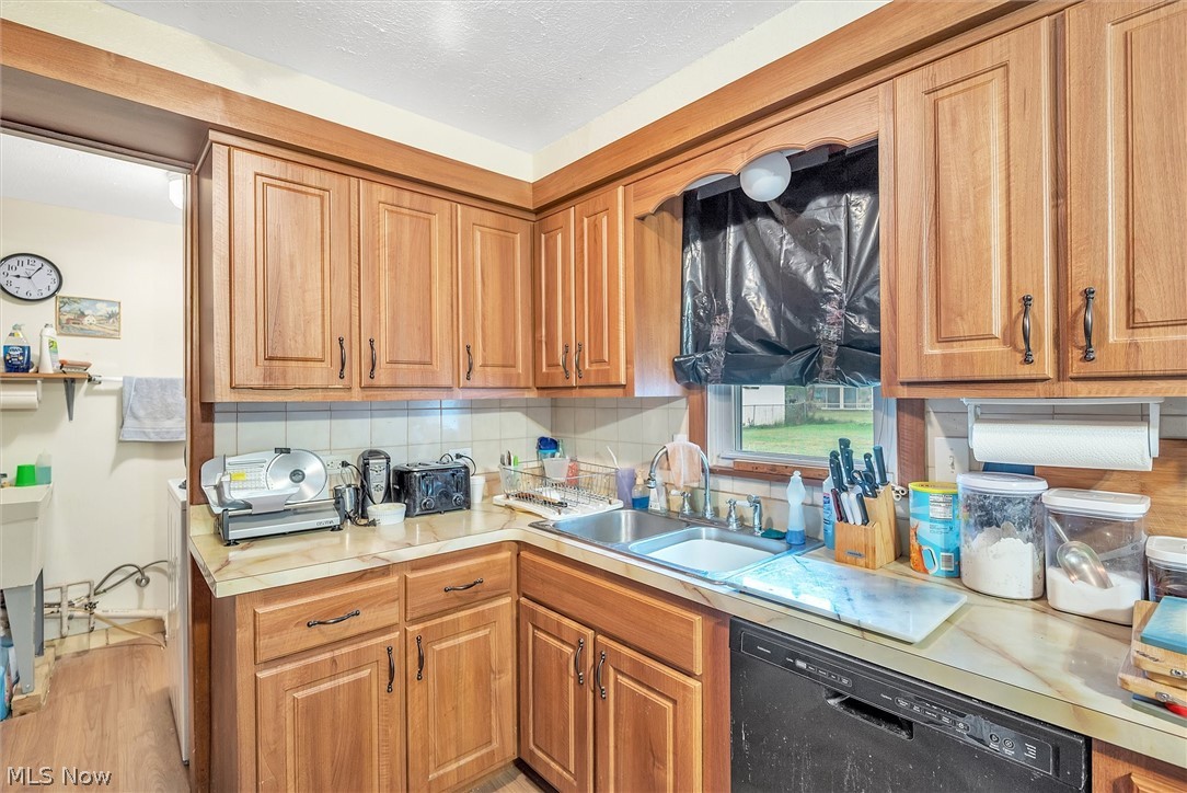 5916 Reynolds Road Mentor-on-the-Lake, OH 44060 - Photo 5 of 22 Kitchen