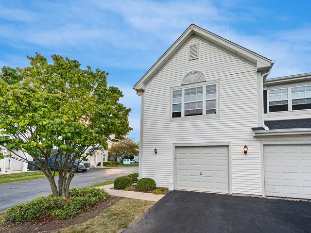 $2,000 | 2552 Dickens Drive, Unit 2552, Aurora, IL 60503