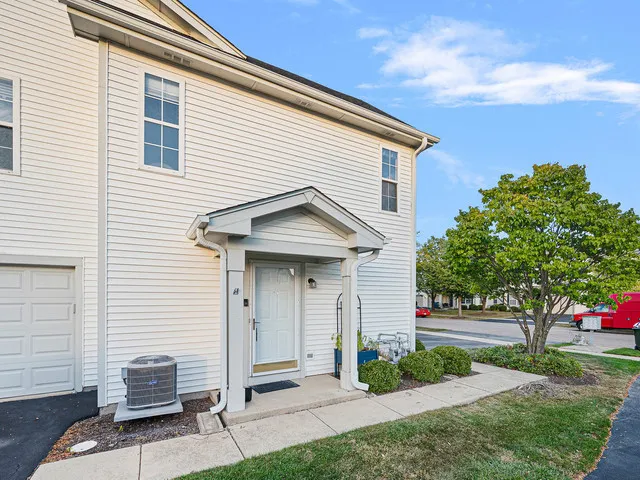 $2,000 | 2552 Dickens Drive, Unit 2552, Aurora, IL 60503