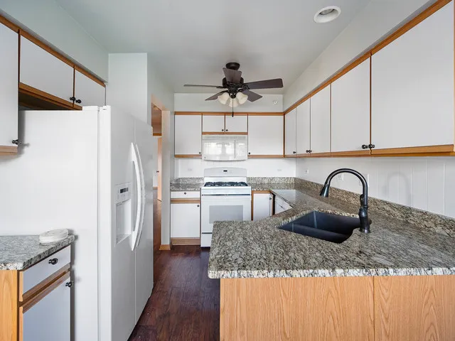 $2,000 | 2552 Dickens Drive, Unit 2552, Aurora, IL 60503