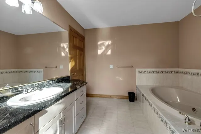 $899,900 | 4505 Timberlakes Drive, Clarence, NY 14031