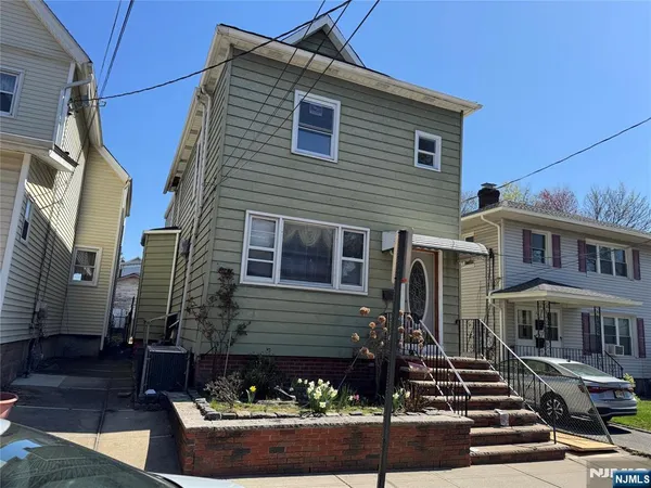 $2,700 | 8 Lincoln Place, Unit 2, East Rutherford, NJ 07073