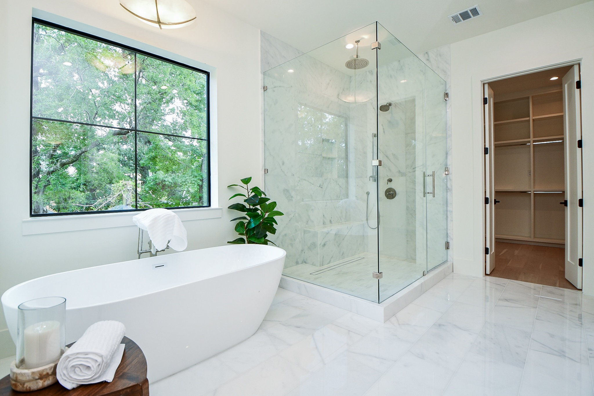 336 West 32nd Street Houston, TX 77018 - Photo 29 of 50 a bathroom with a bathtub and a shower