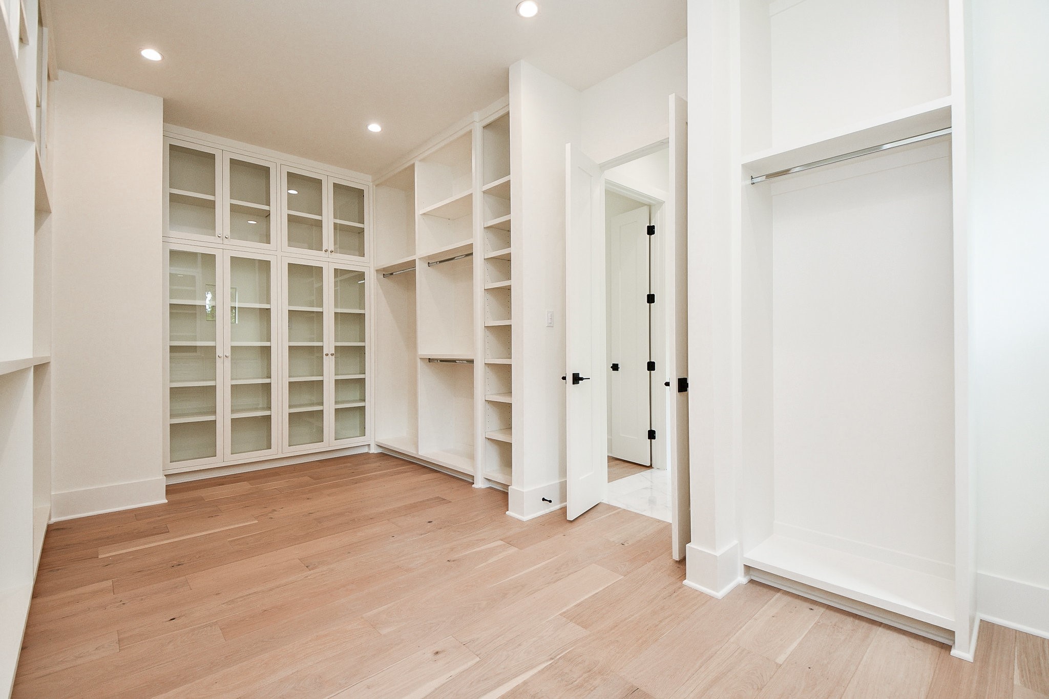 336 West 32nd Street Houston, TX 77018 - Photo 32 of 50 an empty room with windows