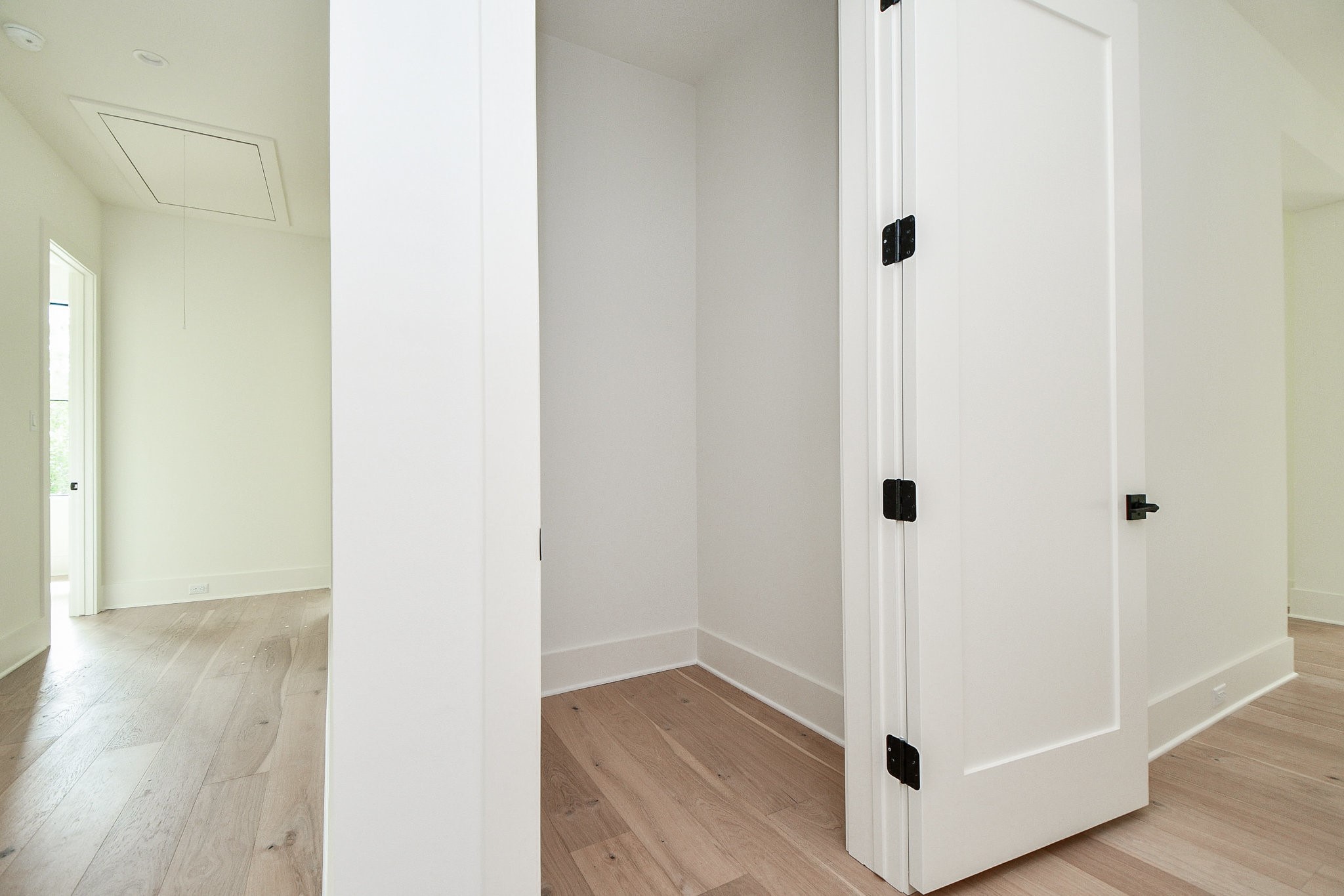 336 West 32nd Street Houston, TX 77018 - Photo 33 of 50 a view of a hallway with wooden floor