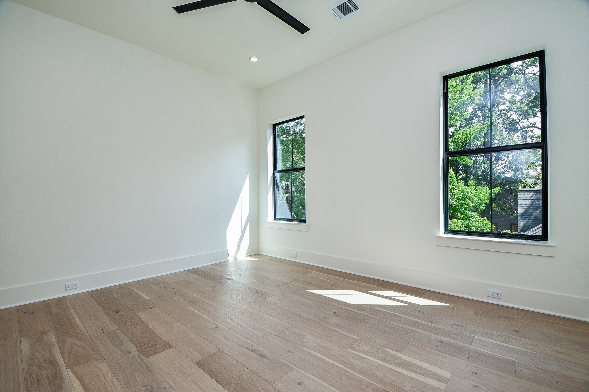 336 West 32nd Street Houston, TX 77018 - Photo 38 of 50 an empty room with wooden floor and windows