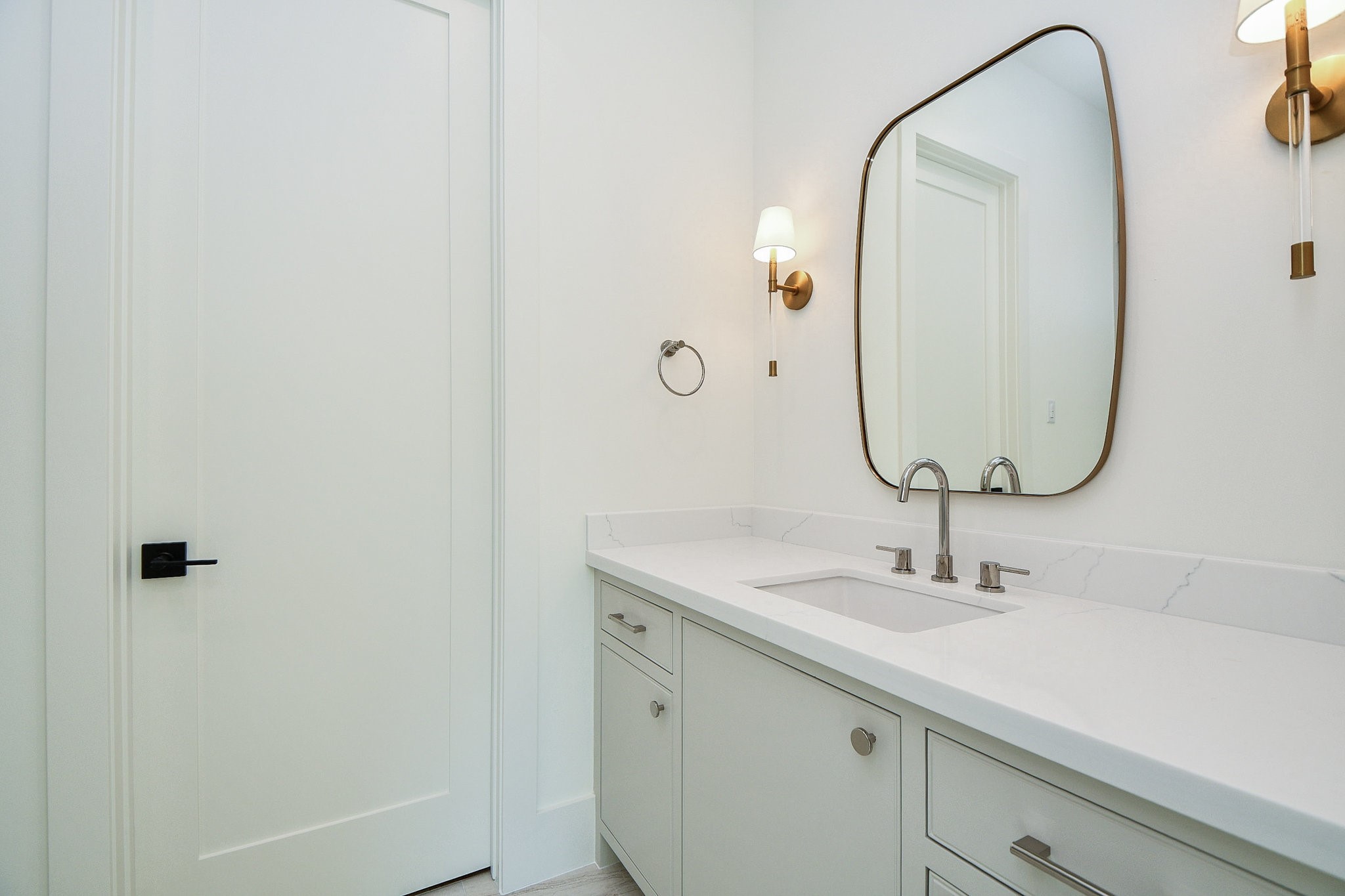 336 West 32nd Street Houston, TX 77018 - Photo 39 of 50 a bathroom with a sink and a mirror
