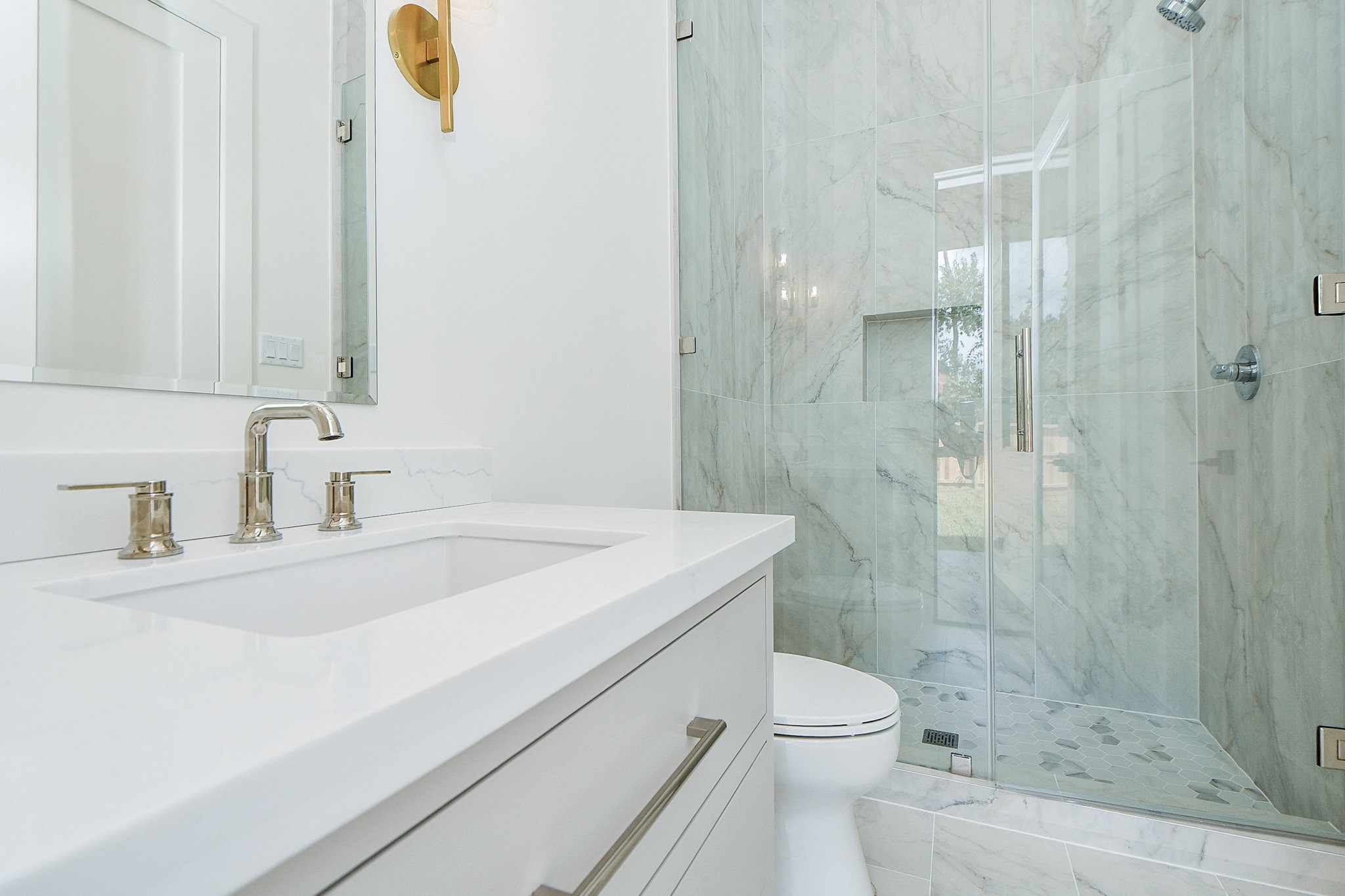 336 West 32nd Street Houston, TX 77018 - Photo 43 of 50 a bathroom with a sink a toilet and shower