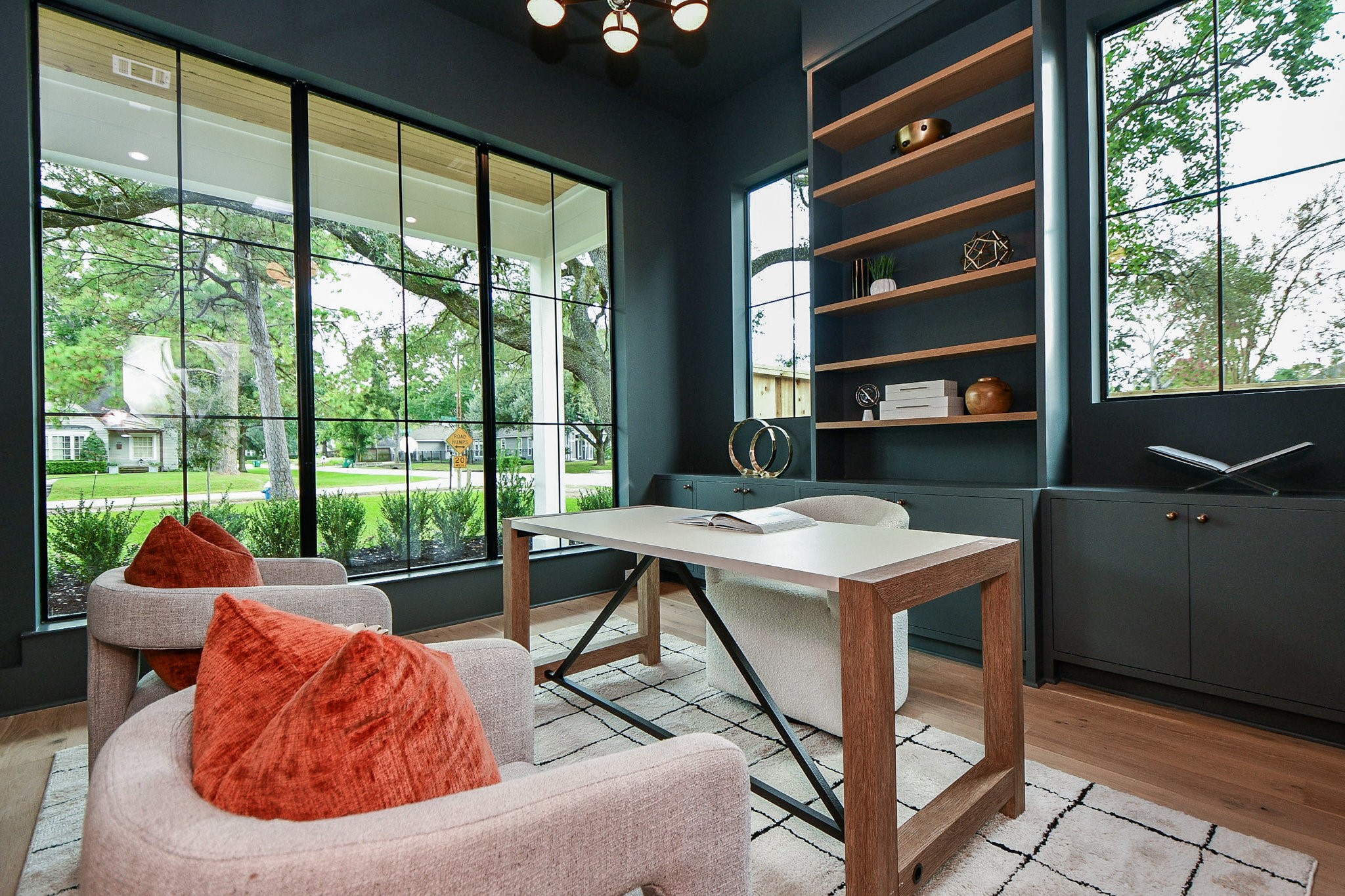 336 West 32nd Street Houston, TX 77018 - Photo 5 of 50 a workspace with furniture and window