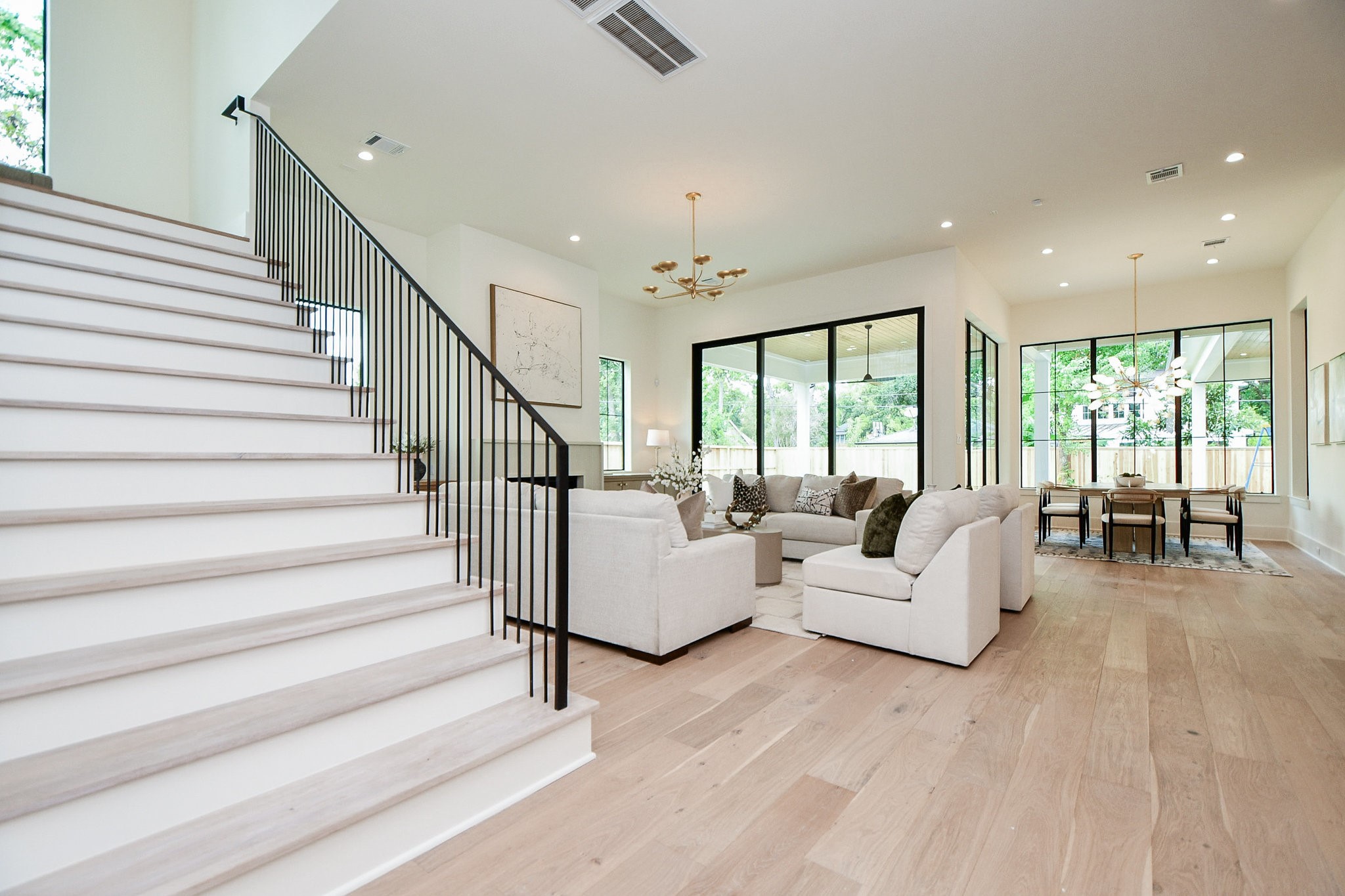 336 West 32nd Street Houston, TX 77018 - Photo 6 of 50 a living room with furniture and large windows