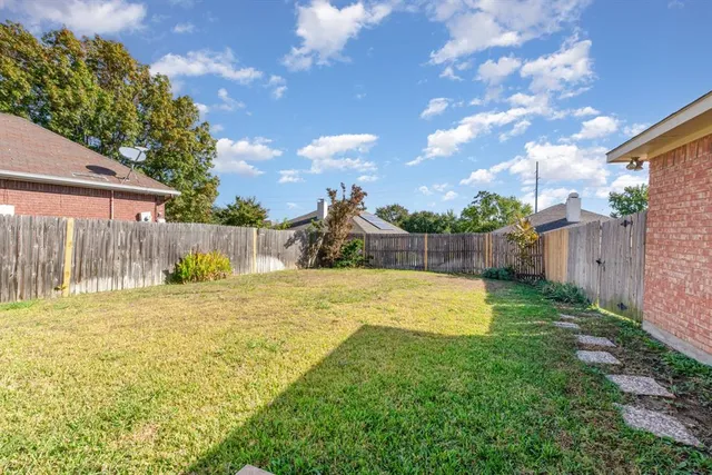 a view of a backyard