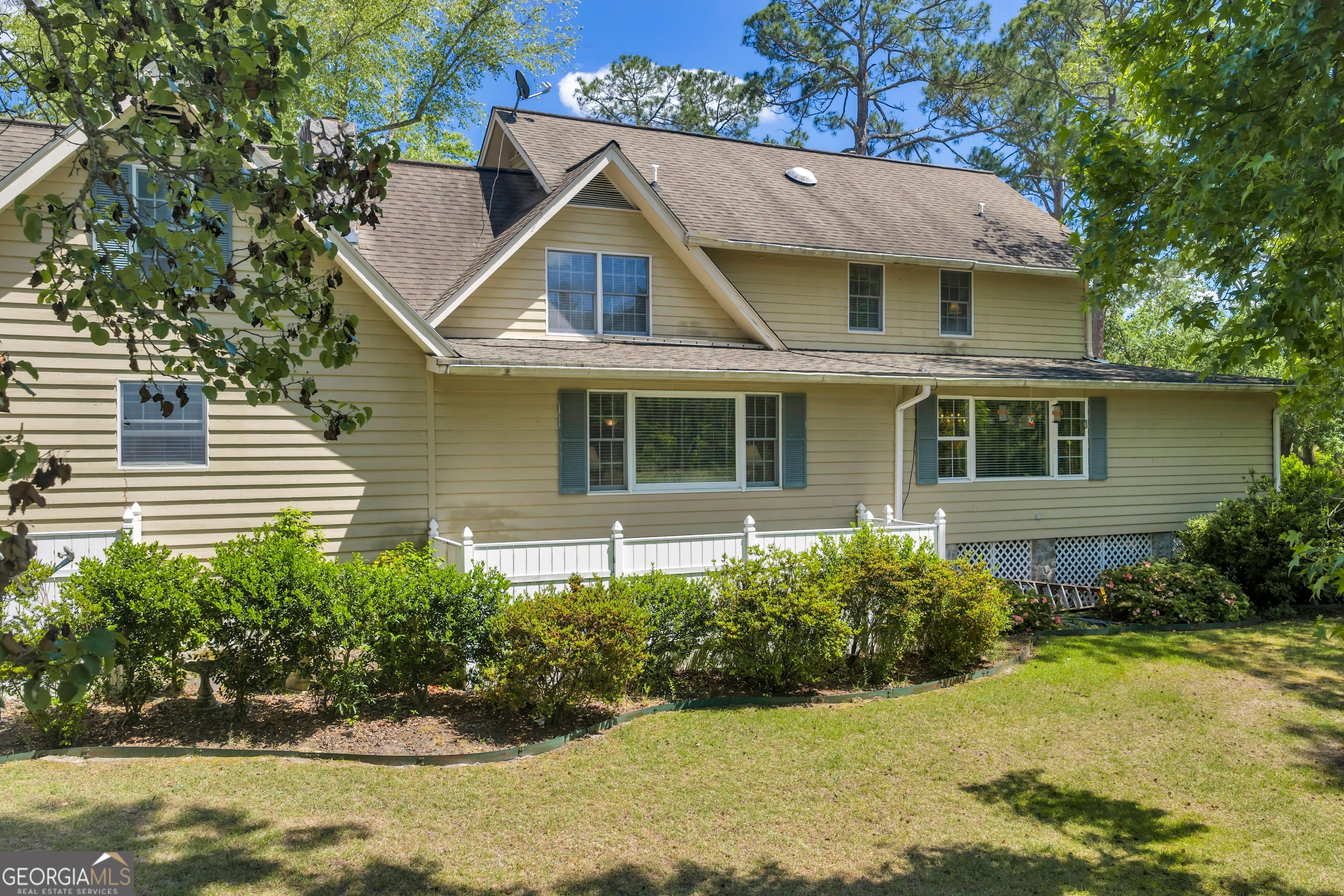 87 Georgia Avenue Adrian, GA 31002 - Photo 8 of 74 a front view of a house with a yard