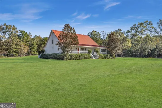 a view of a house with a yard