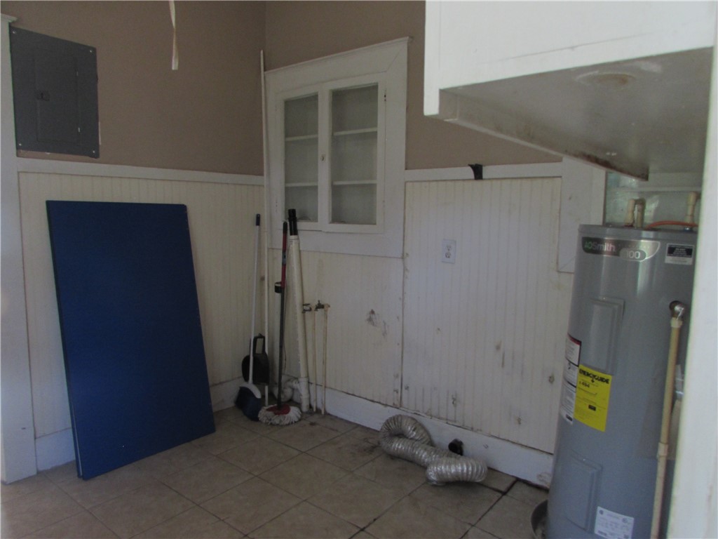 1003 Carswell Avenue Waycross, GA 31503 - Photo 12 of 25 Laundry Room