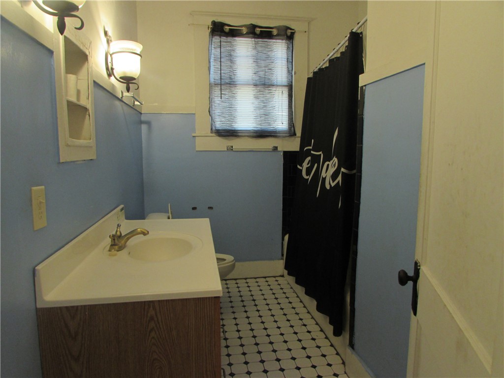 1003 Carswell Avenue Waycross, GA 31503 - Photo 13 of 25 Large bathroom