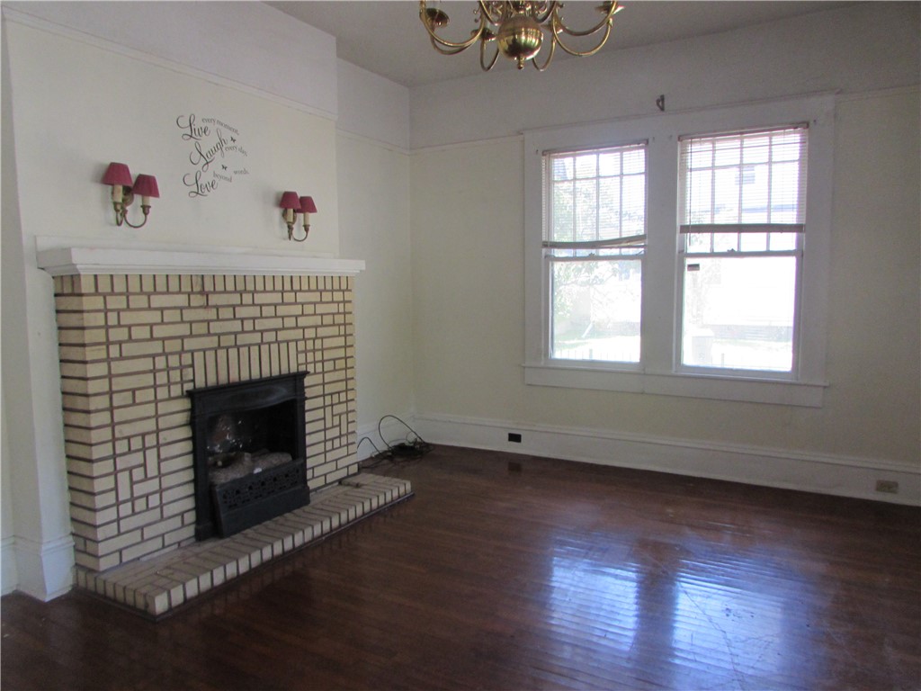 1003 Carswell Avenue Waycross, GA 31503 - Photo 7 of 25 Living Room
