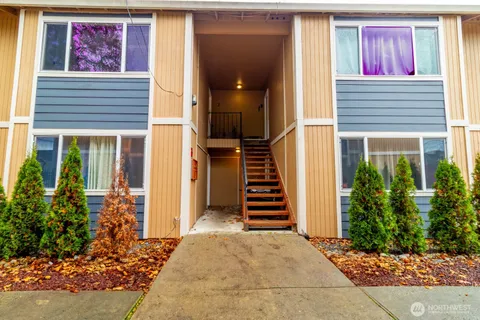 a view of a entryway door of the house with front door