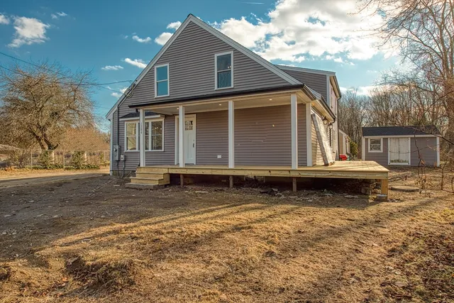 a view of a house with a yard