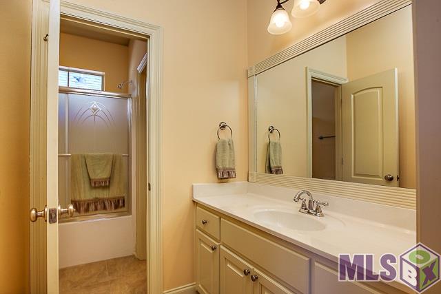 9304 Homestead Drive Baton Rouge, LA 70817 - Photo 21 of 30 Jack and Jill Bathroom