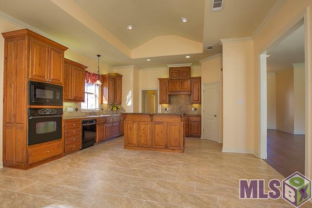 9304 Homestead Drive Baton Rouge, LA 70817 - Photo 8 of 30 From the keeping looking into the kitchen