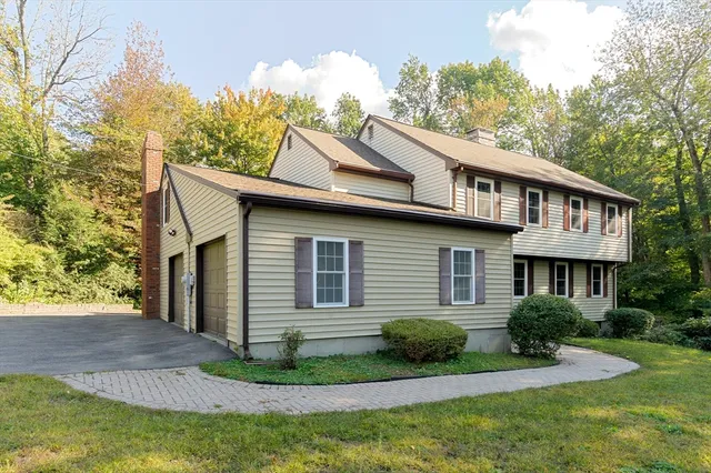 a view of a house with yard and plants