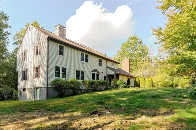 a view of a yard in front of house