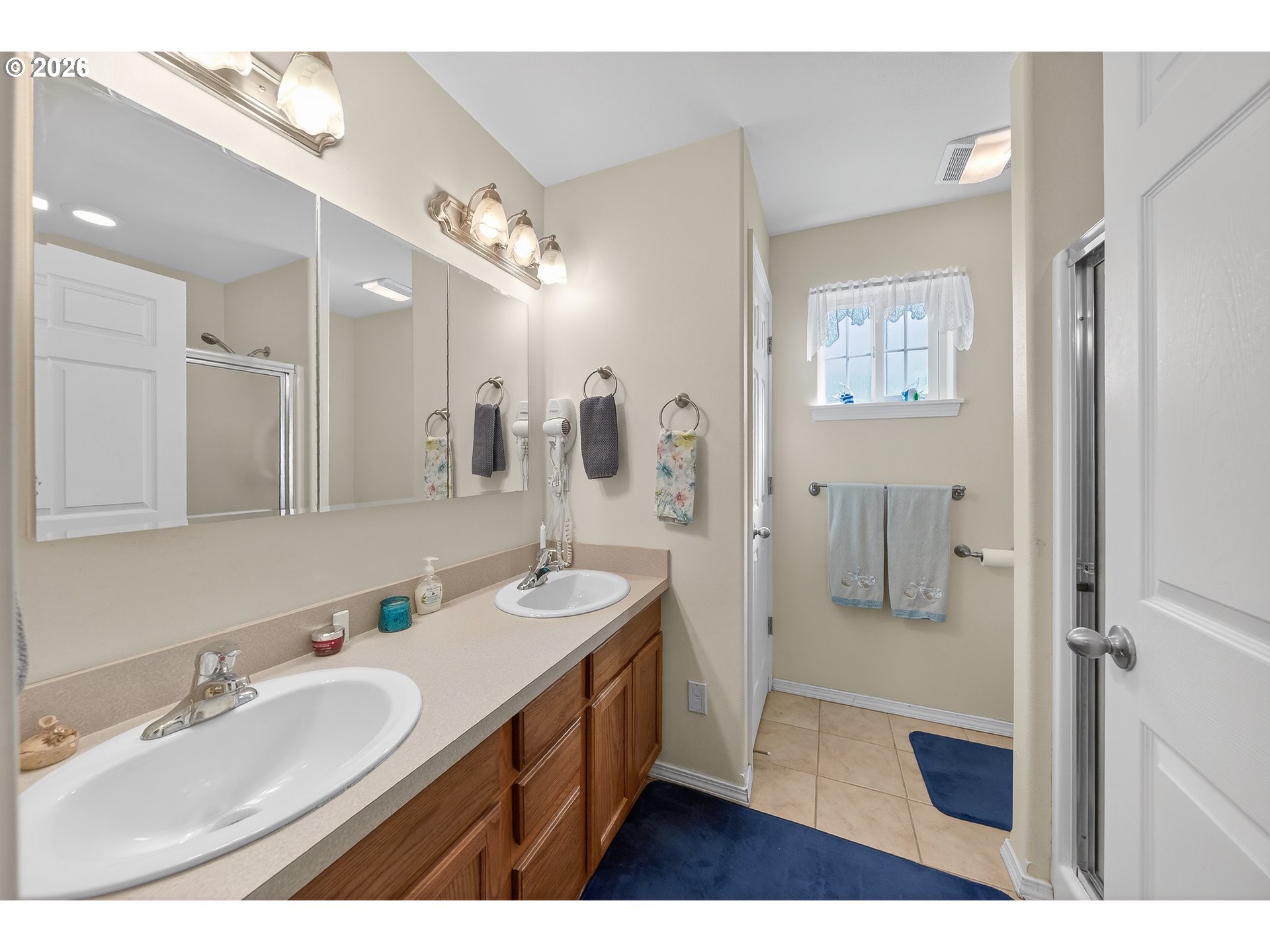 101 Pleasant Street Roseburg, OR 97470 - Photo 17 of 43 a bathroom with a sink double vanity granite tub and a mirror