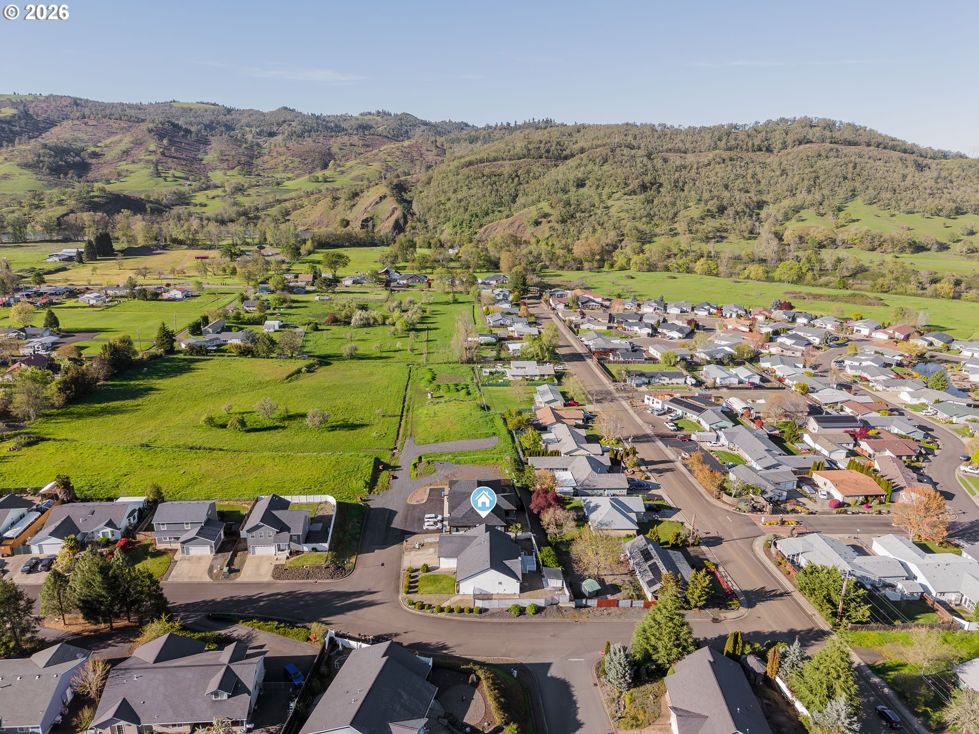 101 Pleasant Street Roseburg, OR 97470 - Photo 41 of 43 an aerial view of a city with lots of residential buildings
