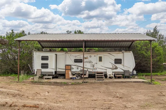 a view of a house with backyard