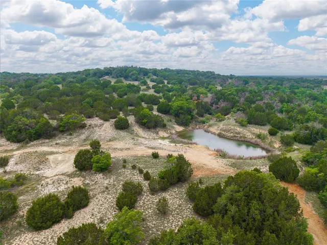 a view of a pathway with a pathway