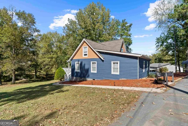 a view of outdoor space yard and porch