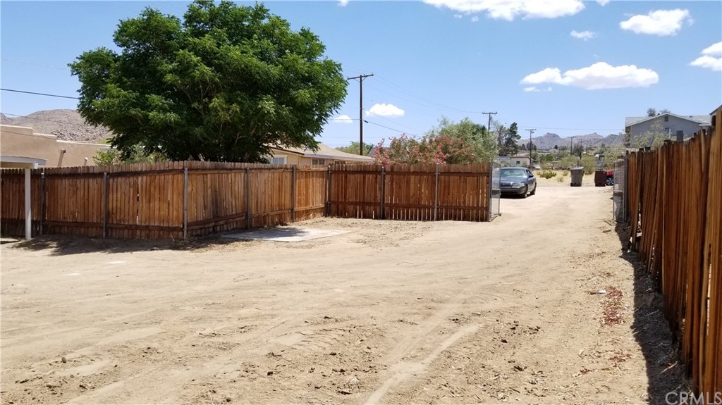 61750 Desert Air Road Joshua Tree, CA 92252 - Photo 21 of 28 a backyard of a house