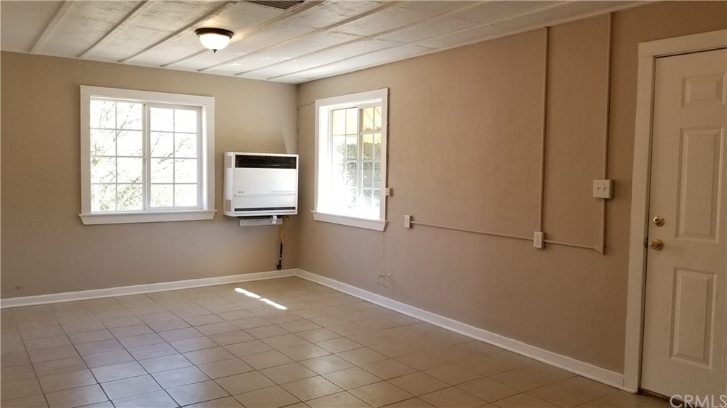 61750 Desert Air Road Joshua Tree, CA 92252 - Photo 6 of 28 a living room with furniture