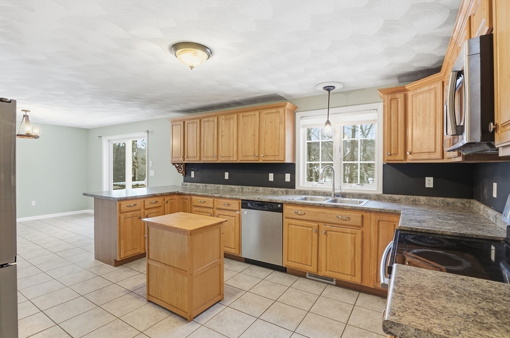 210 Gardner Road Hubbardston, MA 01452 - Photo 8 of 33