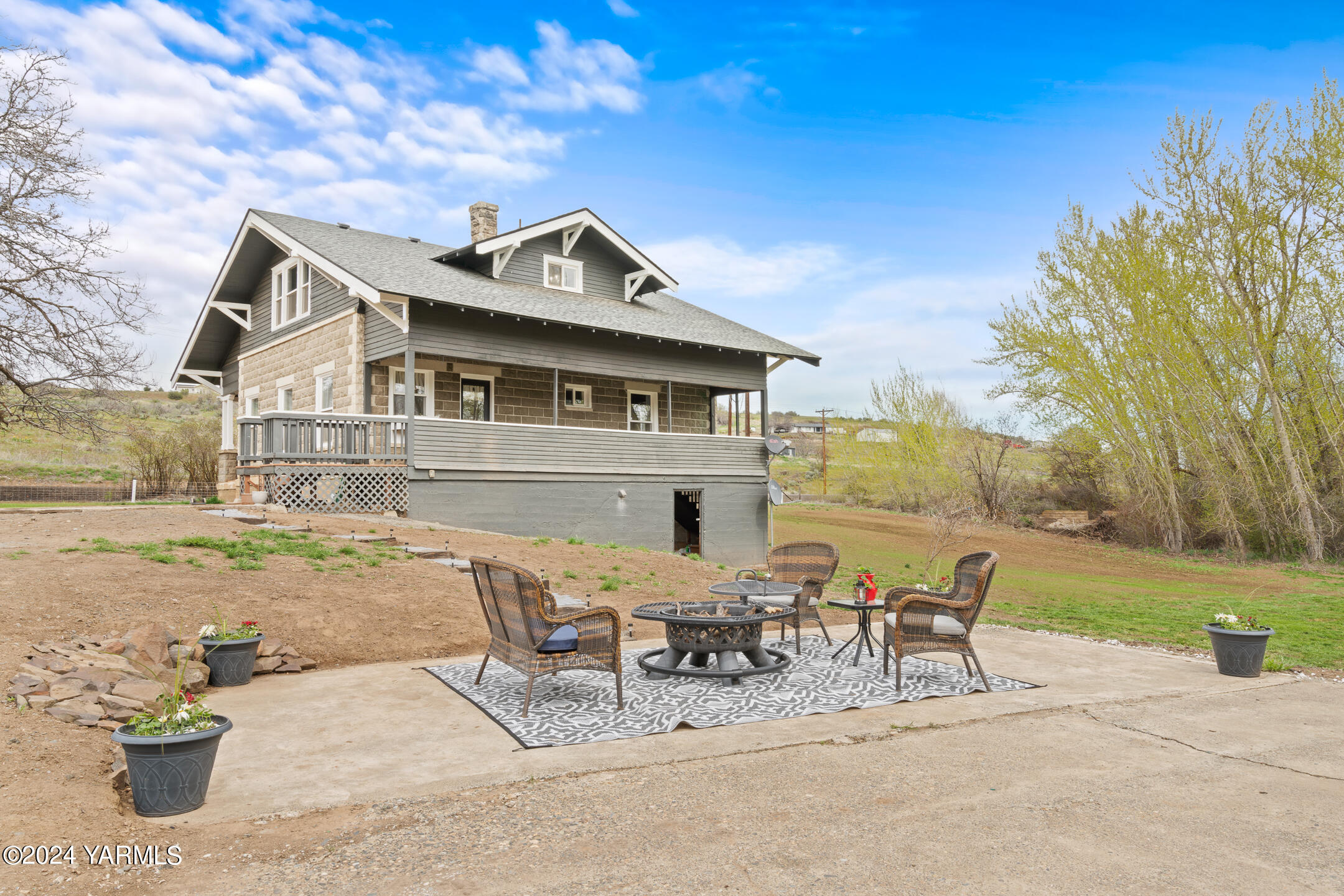 17970 Ahtanum Road Yakima, WA 98903 - Photo 18 of 27 a view of a patio with table and chairs and potted plants with wooden fence