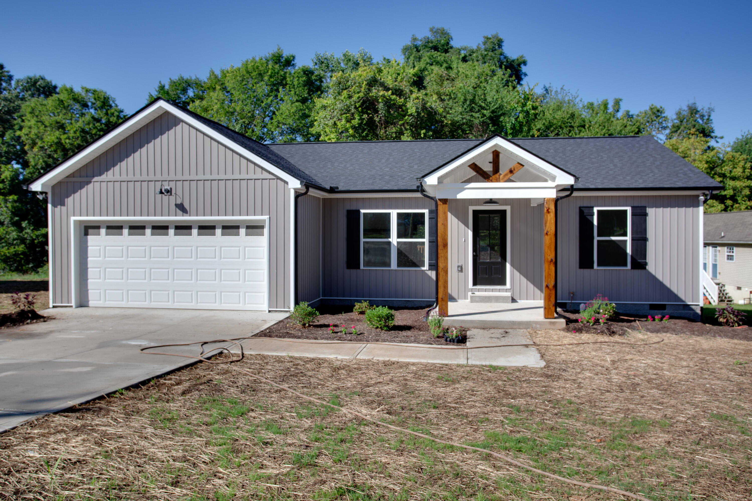 4301 Coster Road Knoxville, TN 37912 - Photo 1 of 25 001210909-1-4233CosterRdKnoxvilleTN-SMAL