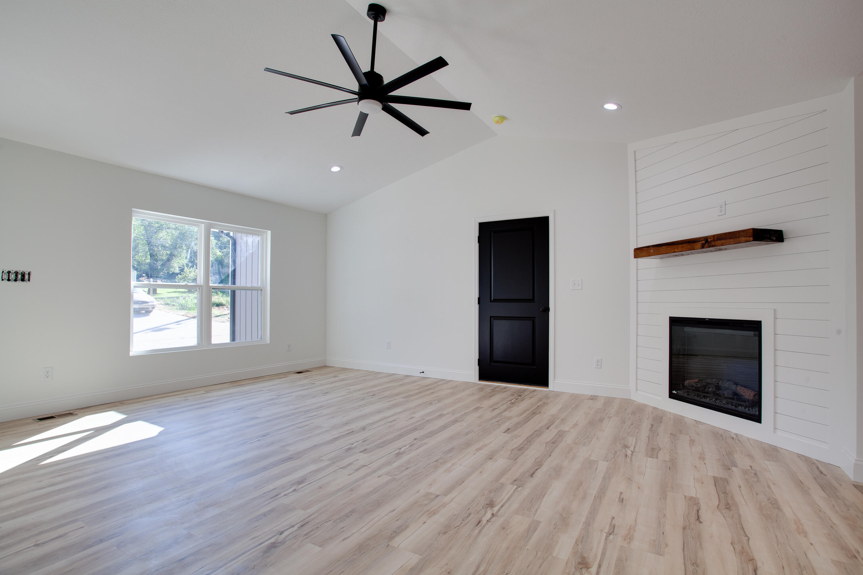 4301 Coster Road Knoxville, TN 37912 - Photo 4 of 25 005210909-1-4233CosterRdKnoxvilleTN-SMAL