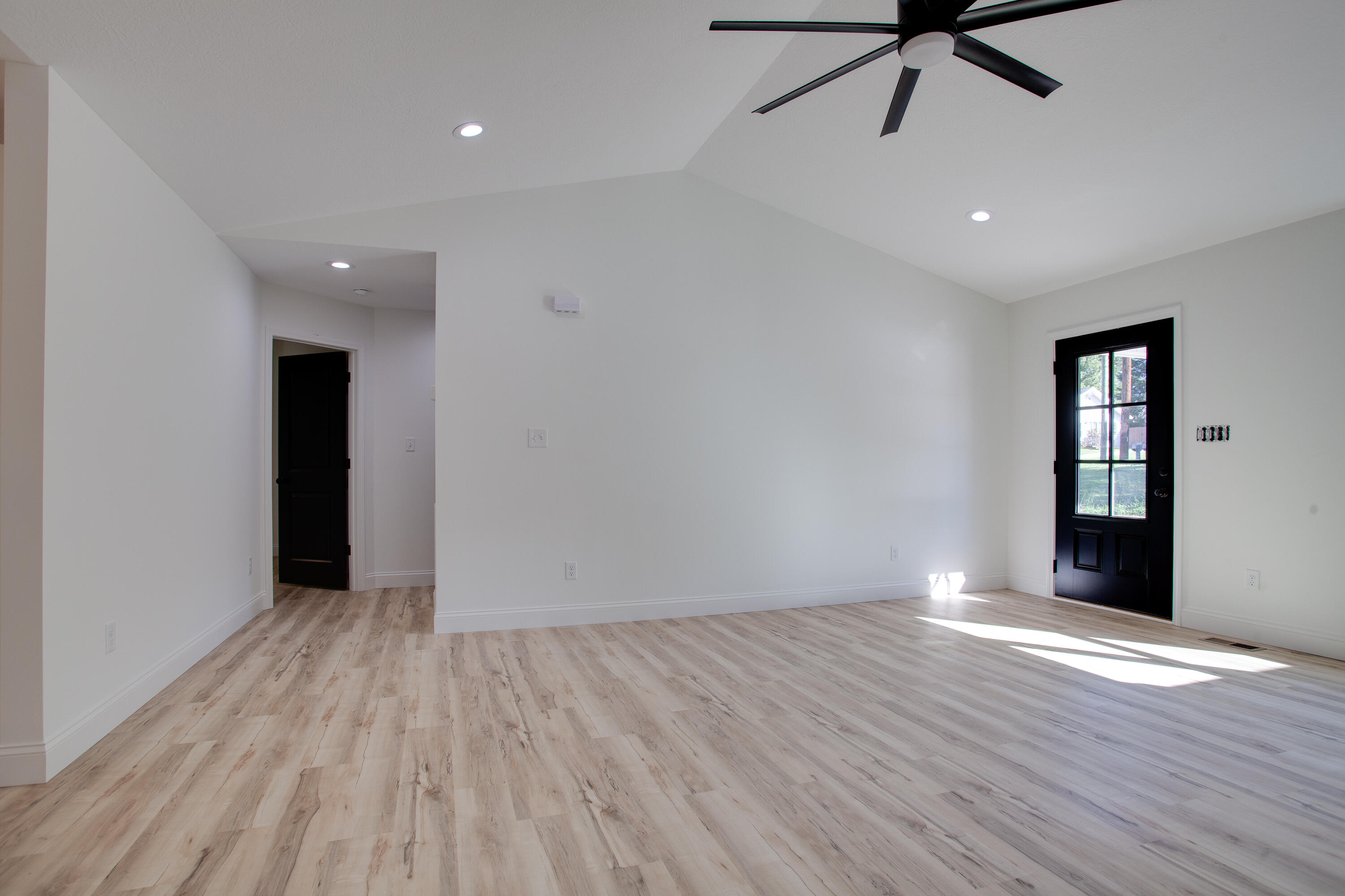 4301 Coster Road Knoxville, TN 37912 - Photo 5 of 25 007210909-1-4233CosterRdKnoxvilleTN-SMAL