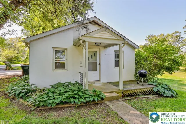 $430,000 | 5984 Highway 412, Riegelsville, PA 18077