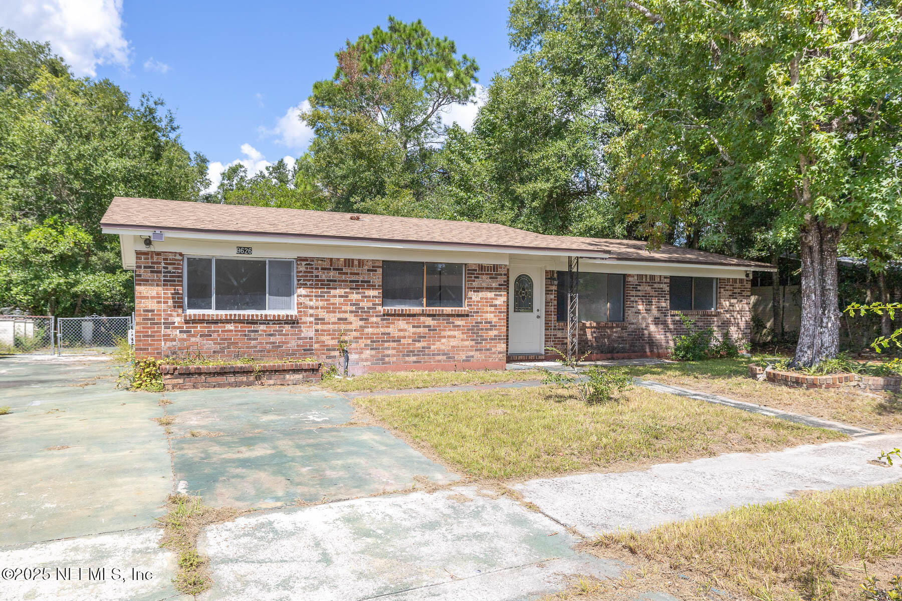 a view of a house with swimming pool and a yard