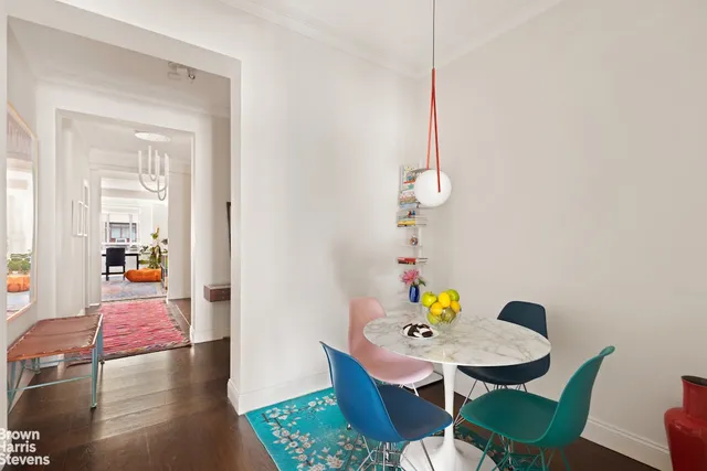 a black and white photo of a building