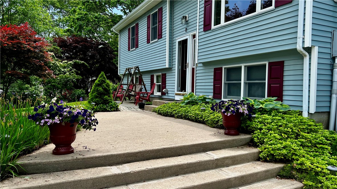 11 Robin Way Westerly, RI 02891 - Photo 2 of 30