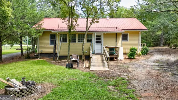a view of a house with backyard