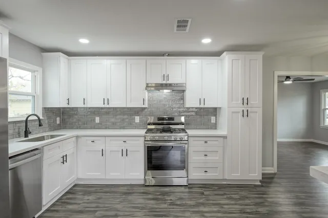 $1,948 | 513 Barkley Street, Houston, TX 77022