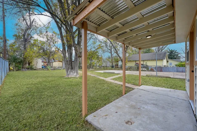 $1,948 | 513 Barkley Street, Houston, TX 77022