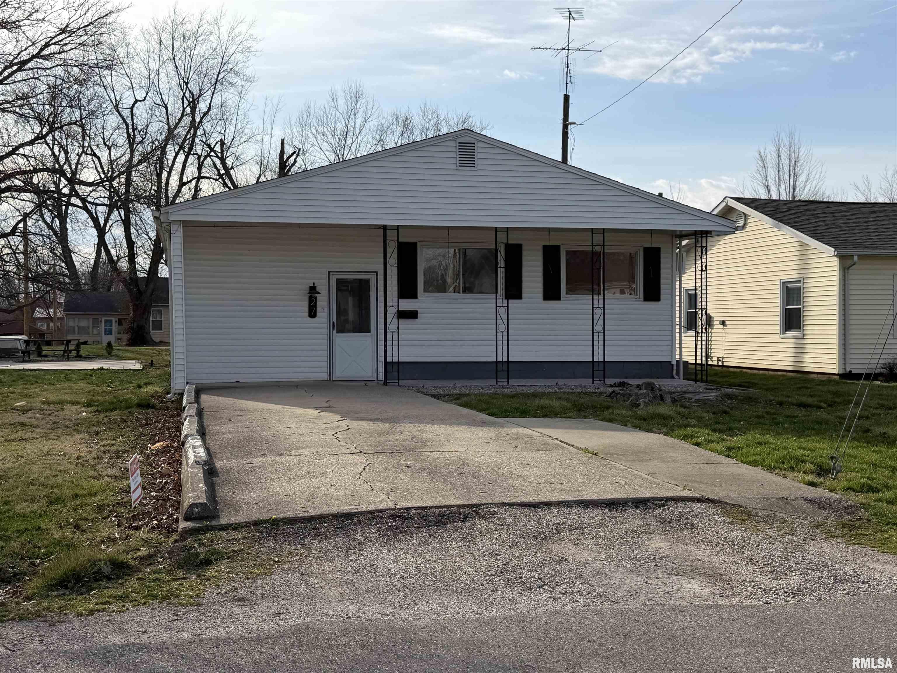 27 North High Street Winchester, IL 62694 - Photo 1 of 11