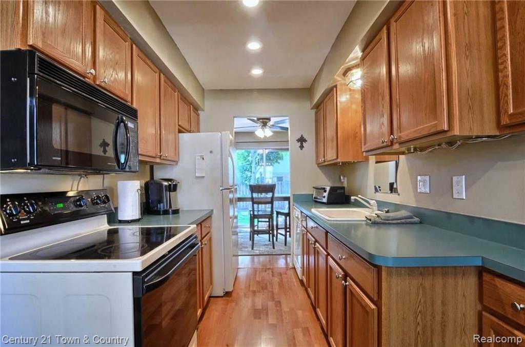111 Manor Way Rochester, MI 48309 - Photo 7 of 32