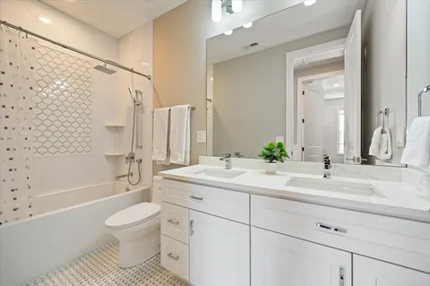 $1,850,000 | 1646 West Carmen Avenue, Chicago, IL 60640