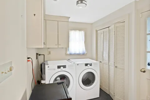 a view of entryway with washer and dryer