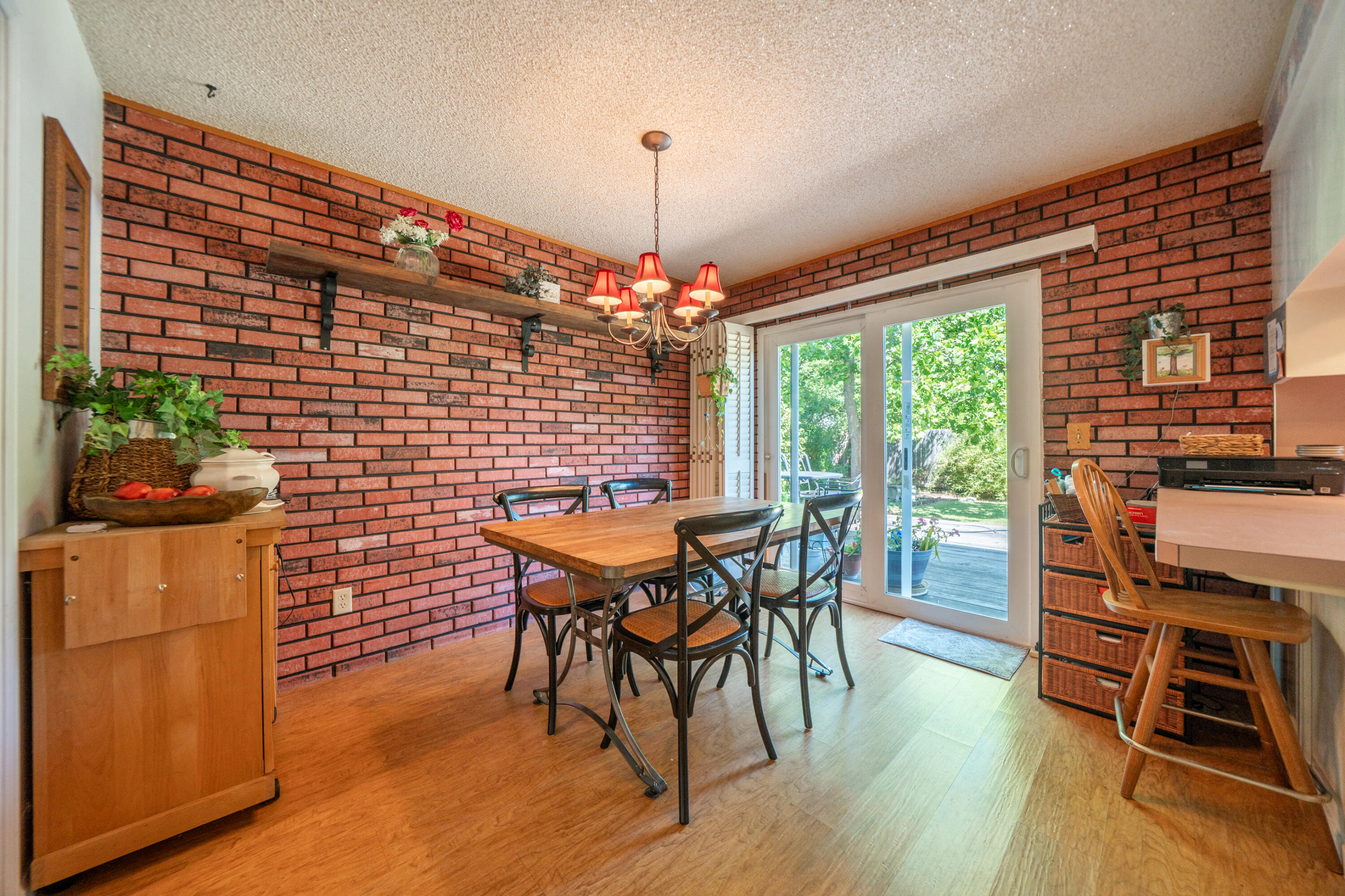 596 Estate Street Redding, CA 96002 - Photo 5 of 29 596 Estate St-18
